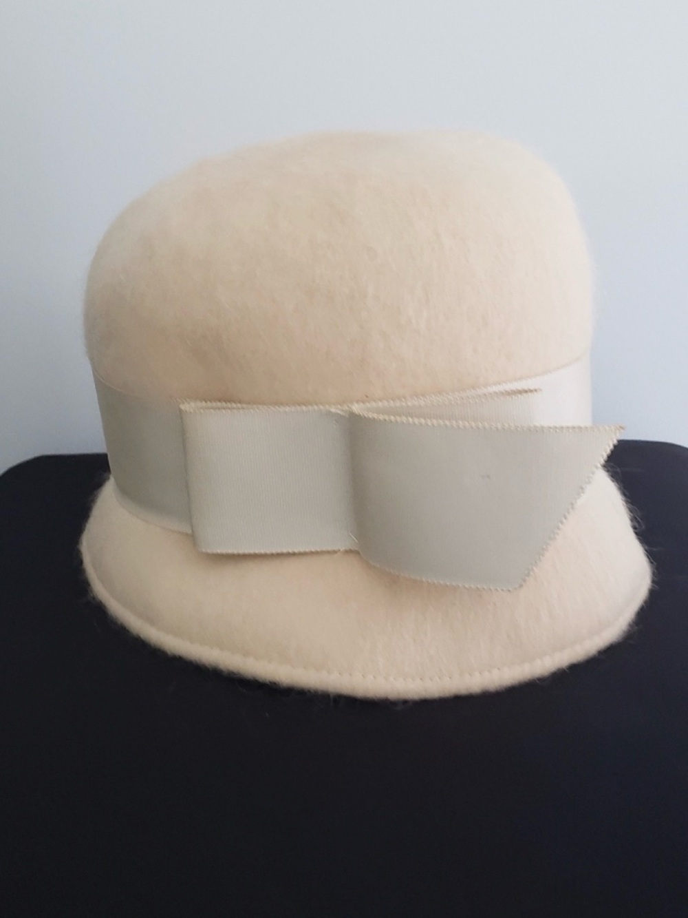 Mahara New York Cream Mohair Vintage Grosgrain Ribboned Cloche Hat EUC Sz M 22”